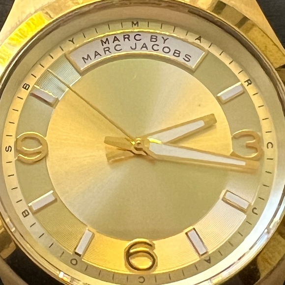 MARC by Marc Jacobs Women’s Wrist Watch. Gold-Toned Band. - Picture 12 of 12